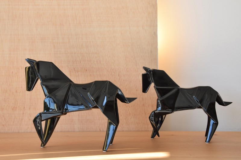 COLLECTION CHEVAUX EN ORIGAMI. SCULPTURE EN CÉRAMIQUE NOIRE BRILLANTE| VP Interiorismo